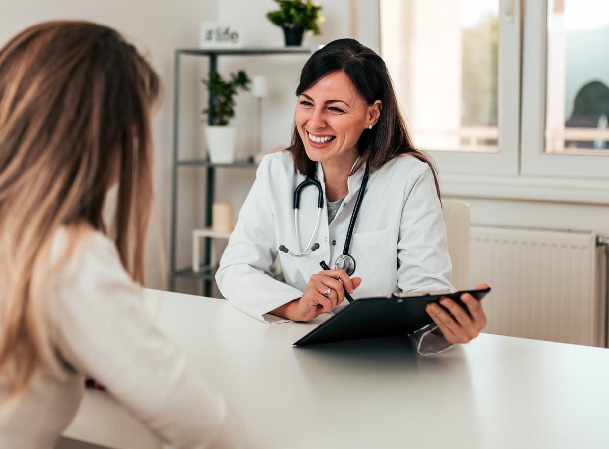 Doctora de Aliza en consulta